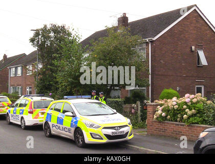 Polizia presso la scena in graymist avenue, Woolston, Warrington, Cheshire, a seguito di una polizia contro-terrorismo raid dove un 31-anno-vecchio uomo è stato arrestato come parte delle incursioni di questa mattina da parte di funzionari a seguito di una indagine per i banditi di estrema destra nazionale gruppo di azione. Foto Stock