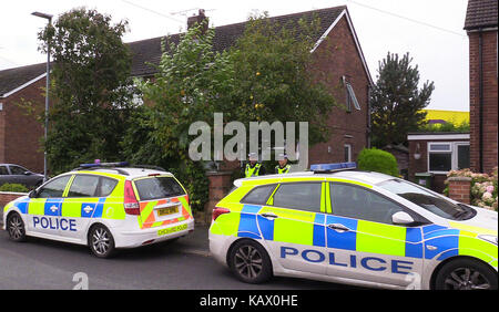 Polizia presso la scena in graymist avenue, Woolston, Warrington, Cheshire, a seguito di una polizia contro-terrorismo raid dove un 31-anno-vecchio uomo è stato arrestato come parte delle incursioni di questa mattina da parte di funzionari a seguito di una indagine per i banditi di estrema destra nazionale gruppo di azione. Foto Stock