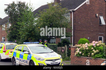 Polizia presso la scena in graymist avenue, Woolston, Warrington, Cheshire, a seguito di una polizia contro-terrorismo raid dove un 31-anno-vecchio uomo è stato arrestato come parte delle incursioni di questa mattina da parte di funzionari a seguito di una indagine per i banditi di estrema destra nazionale gruppo di azione. Foto Stock