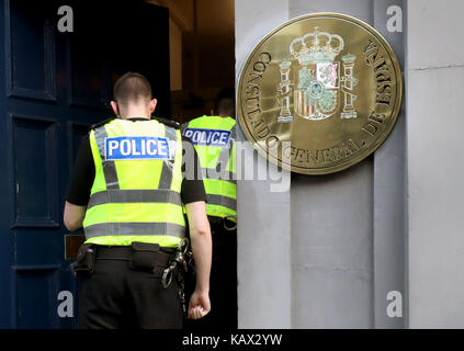 La polizia al di fuori del consolato spagnolo di Edimburgo, dopo che i membri della resistenza scozzese group ha organizzato una manifestazione di protesta contro la Spagna è "l'oppressione della Catalogna" davanti all'indipendenza catalana referendum di domenica 1 ottobre 2017. Foto Stock