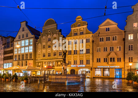 Vista notturna di Maximilianstrasse, Augsburg, Baviera, Germania Foto Stock