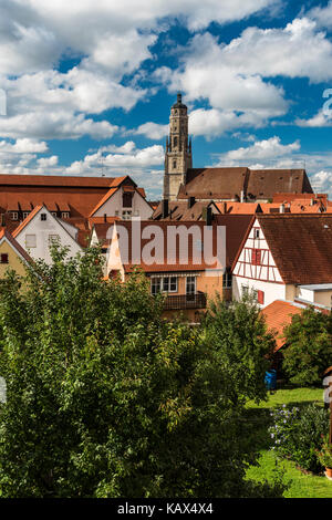 Skyline della città con San Giorgio Kirche o la chiesa di San Giorgio, Nordlingen, Baviera, Germania Foto Stock