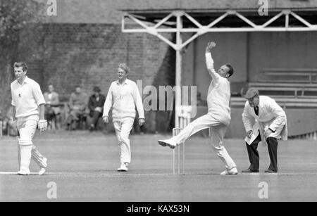 Don pastore, glamourganshire è di destra del braccio a ritmo medio bowler. Foto Stock