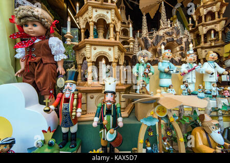 Bambola porcellana e più giocattoli su vengono visualizzati in una finestra del negozio, Rothenburg ob der Tauber, Baviera, Germania Foto Stock