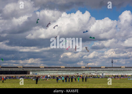 Festival degli aquiloni al Tempelhofer Feld di Berlino, Germania 2017. Foto Stock