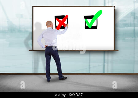 Vista di un imprenditore di fronte un muro spuntando la buona scelta - concetto di business Foto Stock