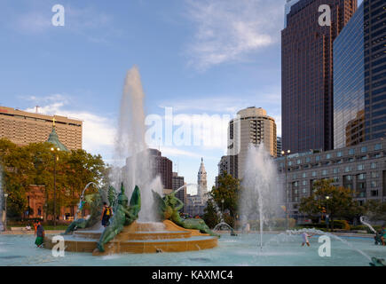 Swann fontana commemorativa di logan circle by Alexander stirling calder progettato con l'architetto wilson eyre, Municipio di background, Philadelphia, Penns Foto Stock