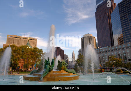 Swann fontana commemorativa di logan circle by Alexander stirling calder progettato con l'architetto wilson eyre, Municipio di background, Philadelphia, Penns Foto Stock