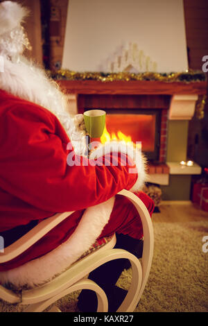 Santa Claus godendo di bere il tè caldo per vacanze di natale Foto Stock