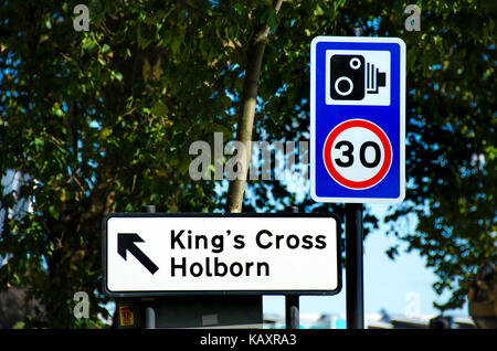 Londra, Inghilterra, Regno Unito. segno sul terrapieno di kings cross e holborn, 30mph limite di velocità e segnalazione di autovelox Foto Stock