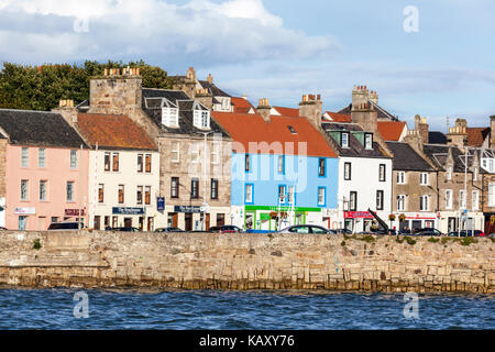 Luce della Sera su edifici tradizionali sul lungomare di alta marea nel villaggio di pescatori di Anstruther, East Neuk di Fife, Scozia UK Foto Stock