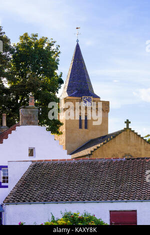 Luce della Sera su edifici tradizionali e la chiesa nel villaggio di pescatori di Anstruther, East Neuk di Fife, Scozia UK Foto Stock