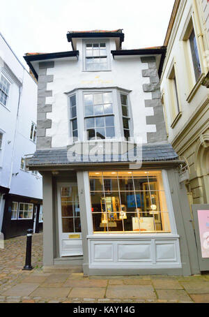 Crooked House of Windsor, l'edificio è stato ricostruito nel XVIII secolo e ora si trova su un'inclinazione scandalosa a Windsor, Berkshire, Regno Unito Foto Stock