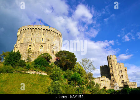 Torre rotonda al Castello di Windsor la residenza del fine settimana della Regina a Windsor, Berkshire, Inghilterra, Regno Unito Foto Stock