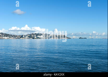 Vista di Torquay da paignton con il orestone e operazioni automatiche di fine campo nella distanza. Foto Stock