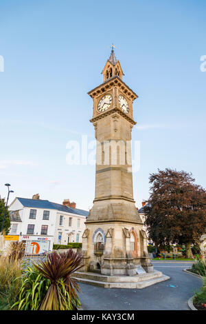 L'iconico Albert Clock Tower, un punto di riferimento storico di Barnstaple, la città principale del North Devon, Inghilterra, il più basso punto di attraversamento del fiume Taw Foto Stock