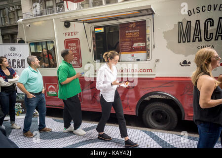 Un cibo carrello distribuisce campioni di cucina da Macao in new york martedì, 19 settembre 2017 durante un evento di branding per Macao Turismo. Macao è una regione autonoma della Cina ed è stata una colonia portoghese fino a che non è stata restituita alla Cina il 20 dicembre 1999. Il Macao Turismo ufficio era promuovere le visite alla città reclamizza la cucina e le influenze portoghesi. (© richard b. levine) Foto Stock