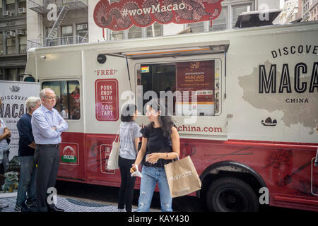 Un cibo carrello distribuisce campioni di cucina da Macao in new york martedì, 19 settembre 2017 durante un evento di branding per Macao Turismo. Macao è una regione autonoma della Cina ed è stata una colonia portoghese fino a che non è stata restituita alla Cina il 20 dicembre 1999. Il Macao Turismo ufficio era promuovere le visite alla città reclamizza la cucina e le influenze portoghesi. (© richard b. levine) Foto Stock