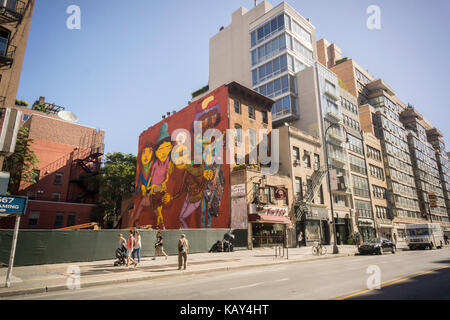 Un murale degli artisti brasiliani di graffiti OS Gémeos, i Twins in inglese, decorano il lato di un edificio prima della costruzione adiacente nel quartiere di New York a Chelsea, visto sabato 23 settembre 2017. I fratelli brasiliani Otavio e Gustavo Pandolfo, che si chiamano OS Gémeos, crearono il murale. (© Richard B. Levine) Foto Stock