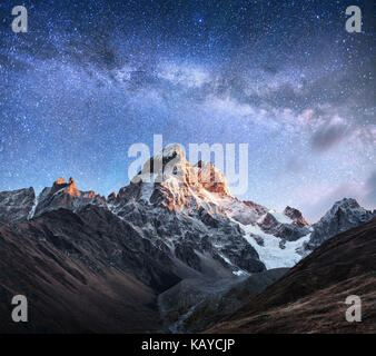 Fantastico cielo stellato. paesaggio autunnale e vette innevate. principale crinale caucasico. mountain vista dal monte ushba Meyer, Georgia. Europa Foto Stock