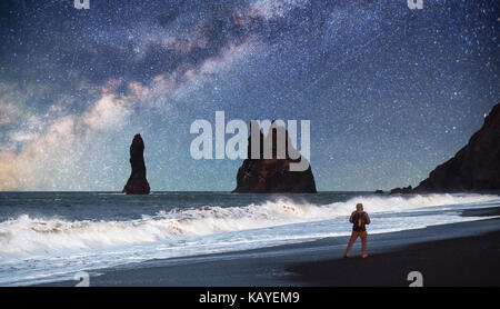 La roccia troll dita. reynisdrangar scogliere. spiaggia di sabbia nera. Islanda Foto Stock