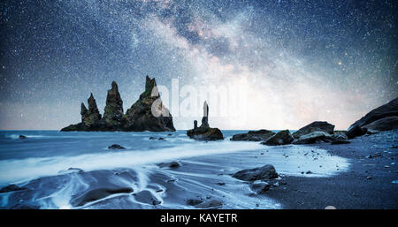 La roccia troll dita. reynisdrangar scogliere. spiaggia di sabbia nera. Islanda Foto Stock