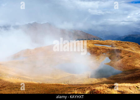 Maestoso paesaggio di montagna. koruldi laghi e un turista ammirando la vista. attiva il concetto di vita Foto Stock