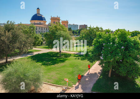 Valencia Rio Turia giardino, vista di due uomini che jogging attraverso il fiume Turia giardino in una Domenica mattina, centro di Valencia, Spagna. Foto Stock