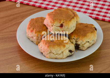 Una piastra di Inglese tradizionale con frutta e ciliegia scones scones Foto Stock