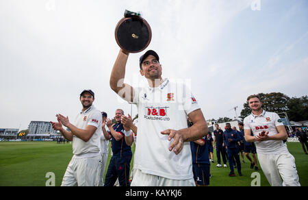 Essex's alastair cook festeggia con la divisione 1 Campionato trofeo dopo la terza giornata del specsavers county championship, divisione uno corrisponde all'cloudfm County Ground, Chelmsford. Foto Stock