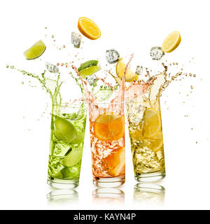 Agrumi soft drink con fette di frutta e cubetti di ghiaccio in calo e schizzi, su sfondo bianco Foto Stock