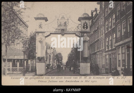 Questa immagine presenta decorazioni lungo l'Hoogte Kadijk ad Amsterdam durante la prima visita della regina Guglielmina e della principessa Giuliana dei Paesi Bassi. Foto Stock