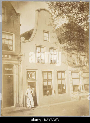 Fotografia di Verdronkenoord, una strada sul canale di Alkmaar, Paesi Bassi, circa 1892. L'immagine cattura l'architettura urbana storica, il corso d'acqua e le infrastrutture tipiche del periodo. Foto Stock