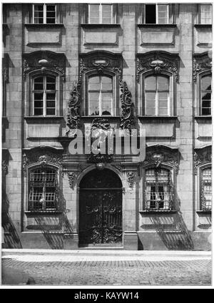 "Unser Land" (1925) presenta una facciata rococò, con un'immagine dall'archivio Heilbronn di von der Trappen. La fotografia cattura il design intricato e decorativo tipico dello stile rococò, mostrando dettagli architettonici ornati. Foto Stock
