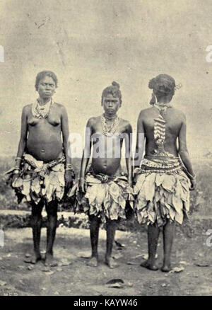 Questa fotografia mostra le donne Vettuva, probabilmente di una comunità rurale, vestite con abiti tradizionali. L'immagine cattura un momento culturale, fornendo un'idea dei costumi e della vita quotidiana di questo gruppo. Foto Stock