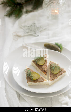 Crostino con patè, conserve di cetriolo e aneto. snack. Il fuoco selettivo. Foto Stock