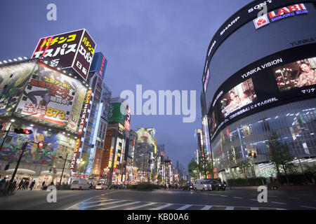 Il Giappone a Tokyo, area di Shinjuku, shinjuku avenue, crepuscolo, Foto Stock