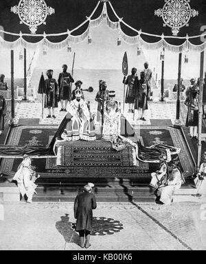 Il Nizam di Hyderabad rende omaggio al re e la regina al Delhi Durbar Foto Stock