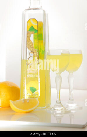 Italiano di liquore di limone Limoncello, Foto Stock