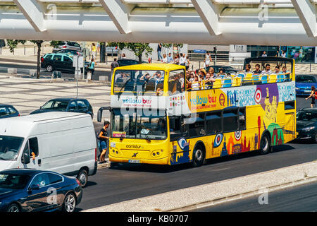 Lisbona, Portogallo - agosto 10, 2017: Lisbona hop on hop off tour della città in autobus giallo offre ai turisti in visita a Lisbona un tour completo dei più importanti l Foto Stock