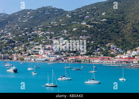 Charlotte Amalie, san Tommaso, U.S. Isole Vergini. Piccole imbarcazioni nella baia, a metà pomeriggio. Foto Stock