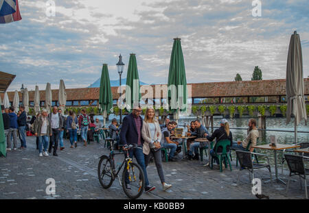 Turisti e escursioni a piedi o a cavallo di biciclette in Lucerna Svizzera Luzern Swiss Foto Stock