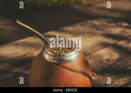 Close-up shot argentino di yerba mate bere nei tradizionali calabash, il fuoco selettivo Foto Stock