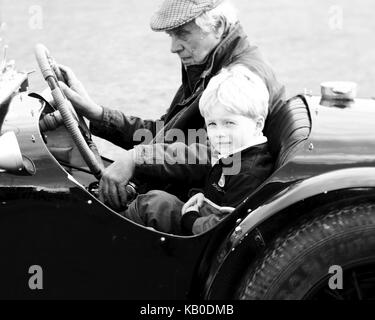 Vecchio e nipote in auto classica a Kop Hill Salita Foto Stock