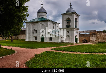 Il tempio ortodosso si trova all'interno dell'antica fortezza. nei pressi della chiesa vi è uno bianco-tiered torre campanaria. russia, Pskov Regione, paesaggio Foto Stock