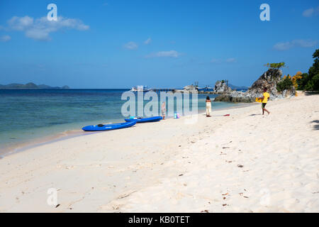 Filippine beach - turisti e barche su una spiaggia di El Nido, PALAWAN FILIPPINE Foto Stock