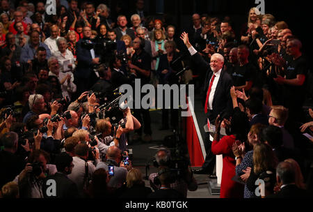 Leader del partito laburista Jeremy Corbyn garantisce la chiusura del suo discorso. Foto Stock