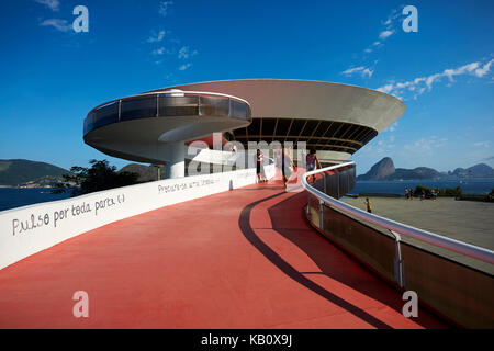 Passerella a spirale per il Museo di Arte Contemporanea di Nitreói, Nitreoi, Rio de Janeiro, Brasile, Sud America Foto Stock