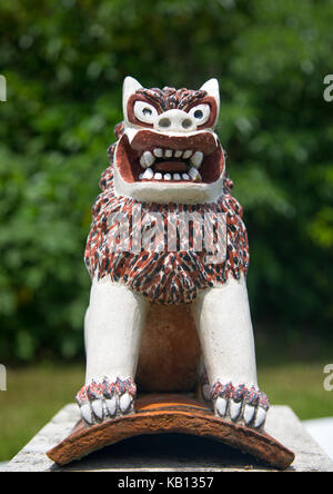 Shisa lion statua per proteggere la casa dai cattivi spiriti, isole yaeyama, ishigaki, Giappone Foto Stock
