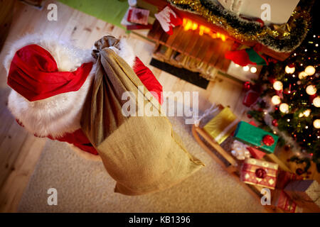 Santa Claus in camera con un grande sacco pieno di regalo di Natale, vista dall'alto Foto Stock